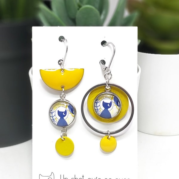 Boucles d’oreilles asymétriques créoles et demi-lune jaunes motif chat bleu