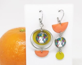 Boucles d'oreilles géométriques dépareillées jaunes à sequins et motifs chats