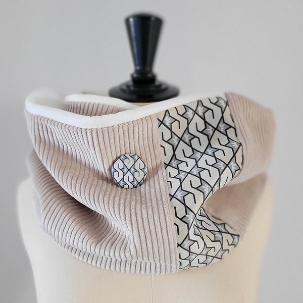 Col snood en douce maille sweat ecru céladon et velours côtelé beige avec motif géométriques gris et blancs