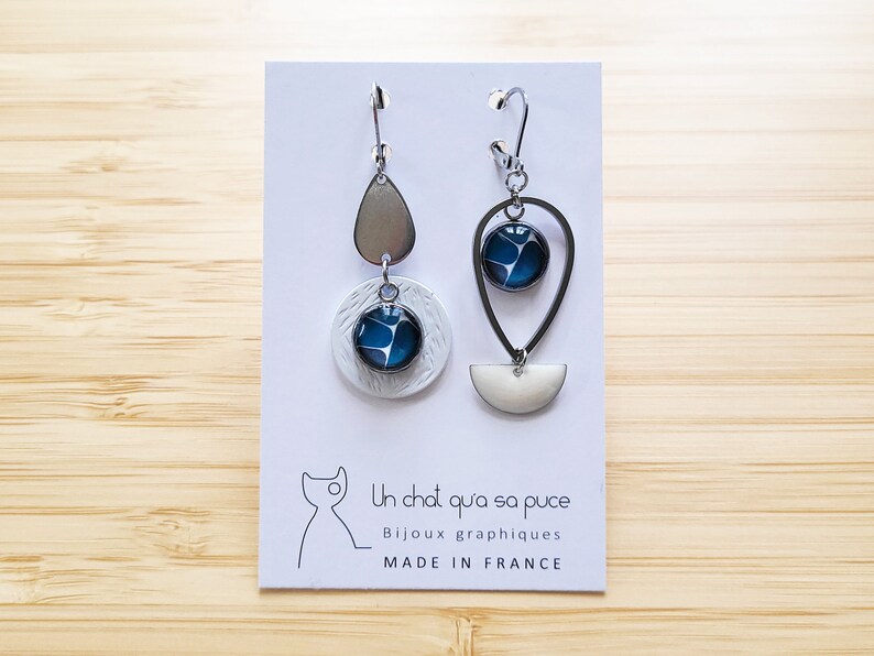 Boucles d'oreilles dépareillées forme gouttes à motifs bleus et blancs MODÈLE CANADA image 4