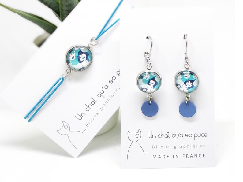 Parure boucles d/'oreilles et bracelet ajustable motif fleurs bleues