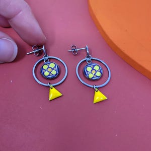 Boucles d'oreilles rondes en acier inoxydable、bijou à モチーフ fleurs Jaunes pour femmes