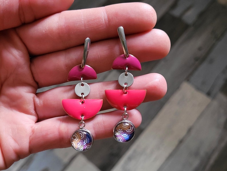 Long halfmoon earrings with graphic purple and multicolored waves patterns in glass and pink and purple enamelled sequins image 4