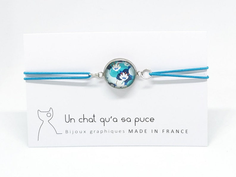 Parure boucles d/'oreilles et bracelet ajustable motif fleurs bleues