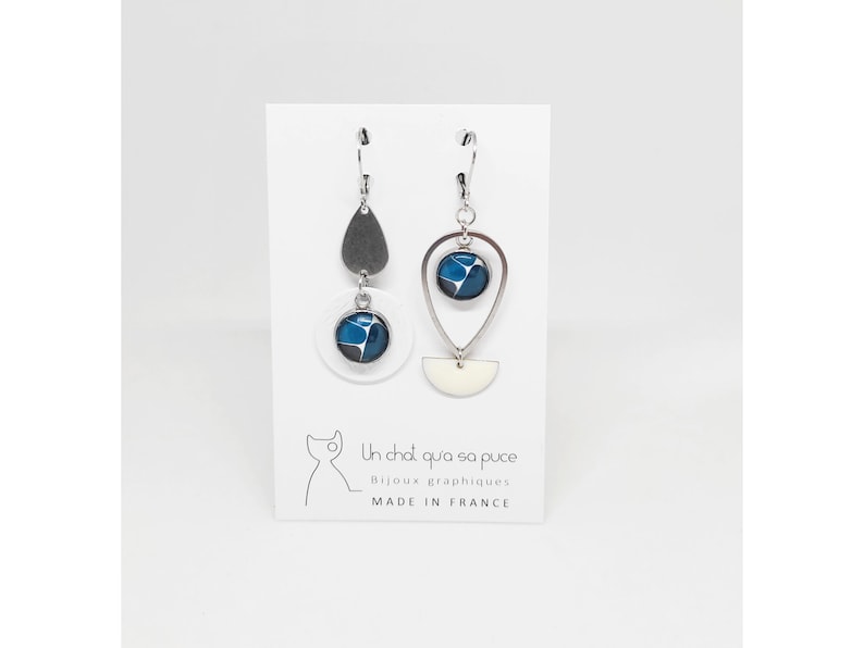 Boucles d'oreilles dépareillées forme gouttes à motifs bleus et blancs MODÈLE CANADA image 3