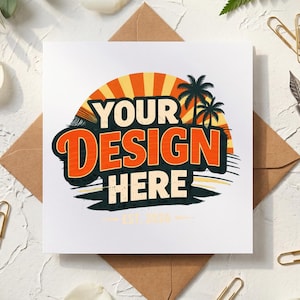 Może przedstawiać: Kwadratowa biała kartka z grafiką przedstawiającą zachód słońca, palmy oraz napis "YOUR DESIGN HERE" pogrubionymi pomarańczowymi i ciemnoniebieskimi literami, z "EST. 2026" wydrukowanym małym jasnopomarańczowym tekstem na dole.
