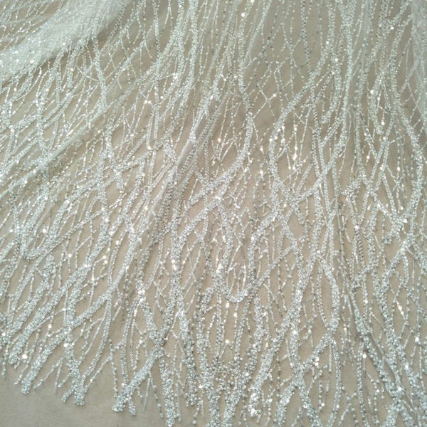 Vestido de noiva de renda com 130 cm de largura, lantejoulas marfim e pequenas lantejoulas prateadas, com miçangas e pérolas, à venda por metro.