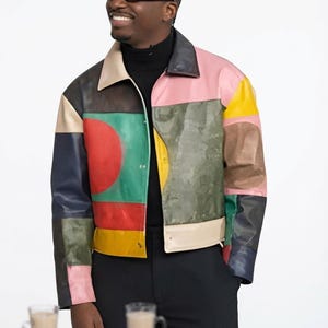Chaqueta de cuero multicolor con bloques de color estilo patchwork inspirada en Good Morning America y Samuel Arnold, estilo streetwear llamativo.