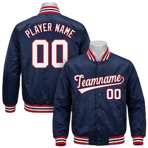 Könnte beinhalten: Eine marineblaue Collegejacke mit rot-weiß gestreiften Rippbündchen an Kragen, Ärmeln und Saum. Auf der Vorderseite stehen der Schriftzug Teamname und die Zahl 00 in Weiß mit roter Umrandung. Auf der Rückseite befinden sich PLAYER NAME und 00 in Weiß.