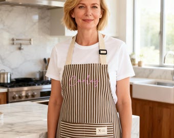 Grembiule ricamato personalizzato: un regalo di cucina per la mamma con tasche