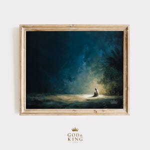 Puede incluir: Una impresión artística enmarcada que representa a una persona con una túnica blanca arrodillada en un entorno natural con poca luz. La obra de arte presenta una paleta de colores azul oscuro y verde con una fuente de luz que ilumina la figura. El marco es de color marrón claro, con el texto "GOD & KING".