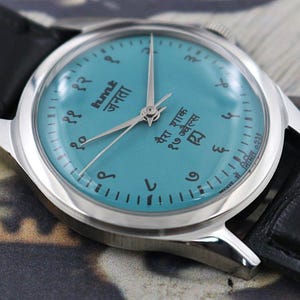 Vintage HMT Janata indisk herrklocka med handuppdragning, ljusblå Devanagari-urtavla, 17 juveler, utställningsbaksida - 110-06