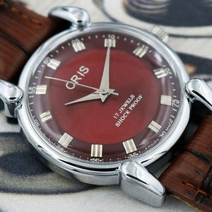 Vintage Oris herrklocka, schweizisk tillverkad, handuppdragen, röd urtavla, droppformade kopplingar, 17 juveler - 220-03