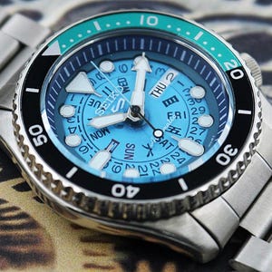 Reloj Seiko 5 Sports Mod automático para hombre, personalizado - Esfera azul cielo estilo esqueleto - Movimiento japonés 4R36