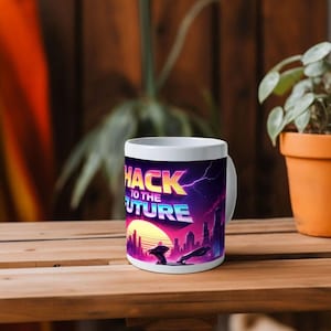 Könnte beinhalten: Weiße Keramik-Tasse mit einem lebendigen Design. Die Tasse zeigt den Text "HACK TO THE FUTURE" in einem Retro-Schriftstil, eine Stadtsilhouette, eine untergehende Sonne und Blitze, alles in einer Neon-Farbpalette.