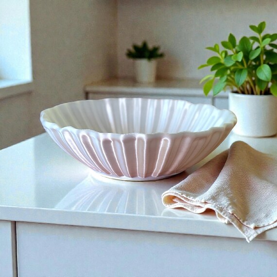 Glossy Seashell Bowl – Modern Coastal Catch-All Dish