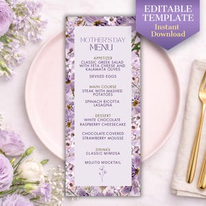 Peut inclure: Un menu de la fête des mères avec un design floral dans les tons de violet et de blanc. Le menu comprend des entrées, des plats principaux, des desserts et des boissons. Des couverts dorés et une serviette blanche sont à droite. Les mots "Modèle modifiable" et "Téléchargement instantané" sont visibles.