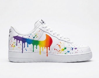 Tênis Nike Air Force 1 personalizados | Swoosh com respingos de tinta arco-íris | Tênis AF1 do Orgulho LGBTQIA+