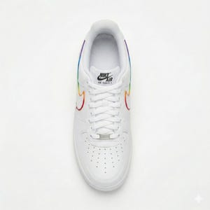 以下が含まれることがあります： 虹色のアクセントが施された、白いナイキエアフォース1スニーカー。スウッシュとヒールに虹色のディテールがあります。タンにはナイキエアのロゴ、シューレースにはシルバーのタグが付いています。この靴は革製で、クラシックなデザインです。
