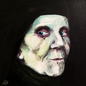 Può includere: Dipinto a olio del volto di una persona su sfondo nero. La persona ha la pelle chiara, occhi blu e rosso intorno agli occhi. La persona indossa un indumento nero. Il dipinto presenta pennellate visibili.