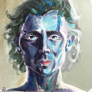 Può includere: Ritratto a olio di una persona con pelle e capelli blu. Il soggetto ha occhi blu e labbra rosse. L'opera è firmata con le iniziali "AD" in basso a sinistra. Lo sfondo è verde tenue.