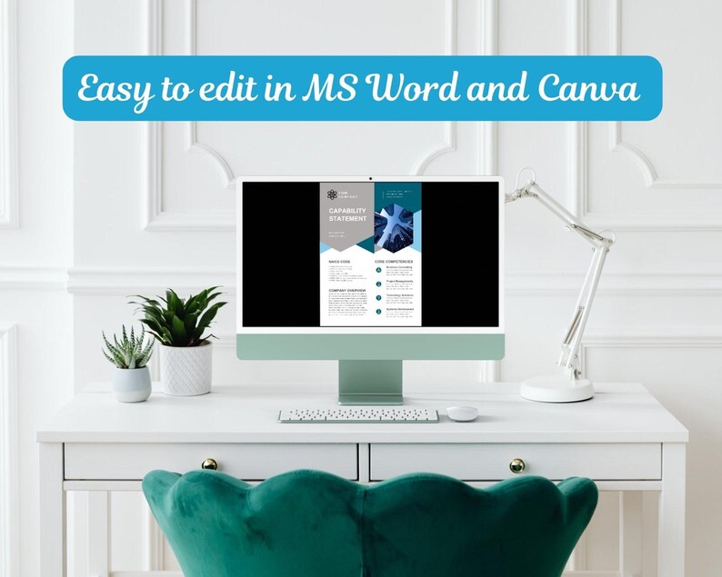 Puede incluir: Un espacio de trabajo moderno con un ordenador de sobremesa que muestra un documento con acentos azules y grises. El texto "Easy to edit in MS Word and Canva" se muestra encima del ordenador. Un escritorio blanco, una silla verde y plantas completan la escena.
