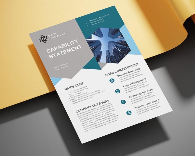 Puede incluir: Una declaraci&oacute;n de capacidad comercial sobre un fondo blanco con acentos grises y turquesas. El documento incluye el nombre de la empresa, el t&iacute;tulo "CAPABILITY STATEMENT" y secciones para el c&oacute;digo NAICS, las competencias b&aacute;sicas y la descripci&oacute;n general de la empresa. El documento est&aacute; en &aacute;ngulo sobre una superficie amarilla y gris.