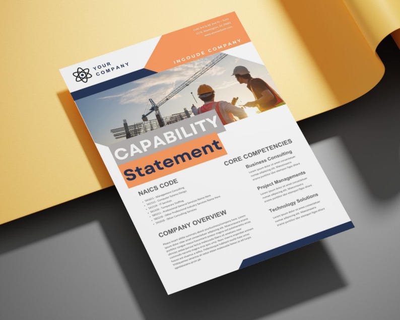 Op de afbeelding: Een wit capability statement document met een oranje en donkerblauw kleurenschema. De koptekst toont een bedrijfslogo en naam. Een foto toont twee bouwvakkers op een bouwplaats met een kraan. De tekst bevat NAICS CODE, CORE COMPETENCIES en COMPANY OVERVIEW.