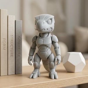 Peut inclure: Une figurine articulée gris clair ressemblant à un dinosaure avec une esthétique robotique, debout. La figurine présente un blindage segmenté sur la poitrine, les bras et les jambes, avec une grosse tête et des yeux saillants, placée près de trois livres.