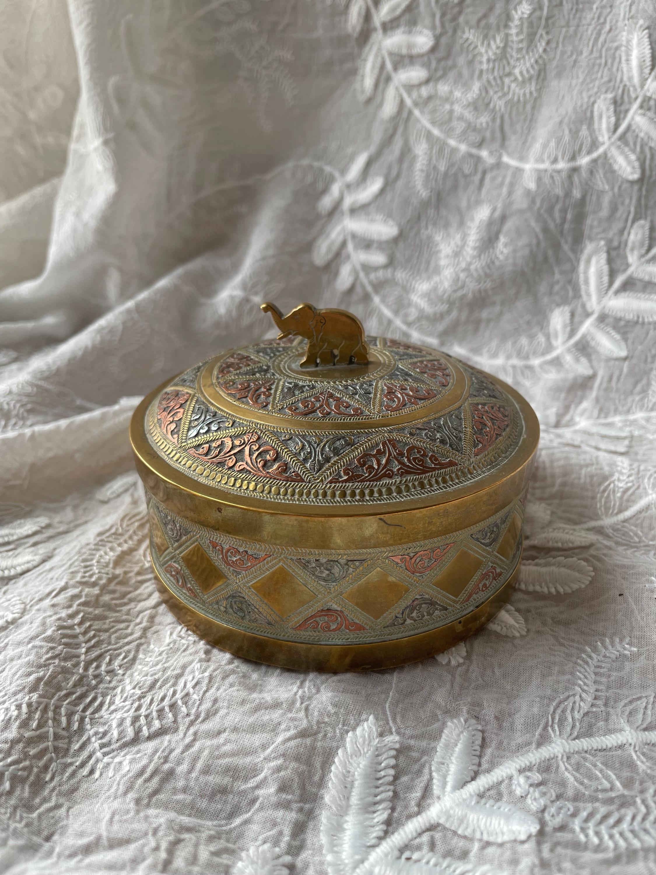 Superbe Boîte à Bijoux Vintage Des Années 30-40 Avec Un Pendatif Magnifique – Occasion En Très Bon état