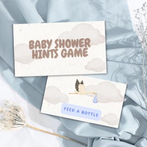 Może przedstawiać: Dwie karty do gry na baby shower. Na górnej karcie widnieje napis "BABY SHOWER HINTS GAME" w brązowym kolorze. Na dolnej karcie znajduje się bocian niosący niebieski pakunek z napisem "FEED A BOTTLE" w niebieskim prostokącie.