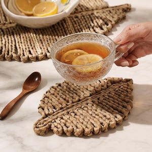 Lövformad sugrörsunderlägg, värmeisolerande underlägg, dekorativ bordsunderlägg för koppar och tallrikar