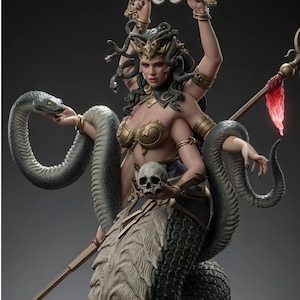 Może przedstawiać: Szczegółowa, wieloręka figurka mitologicznej gorgony z wężami zamiast włosów, ubrana w złotą zbroję i trzymająca ludzką czaszkę. Postać posiada wężowy dolny tułów z teksturowanymi łuskami oraz trzyma długi kostur z czerwonym akcentem.