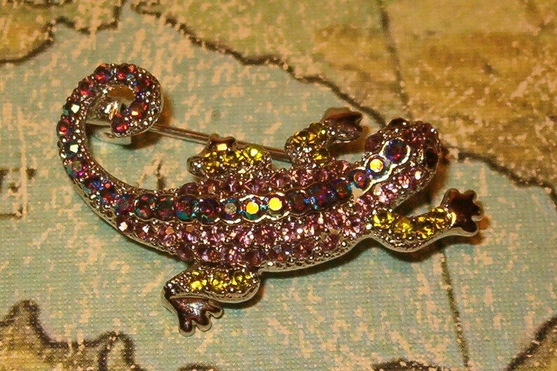 So Sweet! Lizard Pin 1960/'s Bit More than 1 12L Red Eyes Silver Tone Metal Covered with Aurora Borialis Glittery Stones