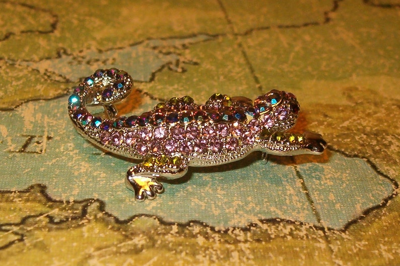 So Sweet! Lizard Pin 1960/'s Bit More than 1 12L Red Eyes Silver Tone Metal Covered with Aurora Borialis Glittery Stones