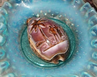 Holiday Dreams!  Carved Cowrie Shell, Aloha Hawaii, Couple, Palm Trees, Sea, Beach, Sun, Memories of Holiday, Embellishments, Crafts, Shells