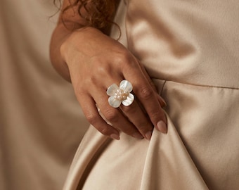 Anello vistoso con fiore in madreperla naturale | Fascia regolabile placcata in oro 14 carati, anello floreale con perla realizzato a mano, gioiello elegante per tutti i giorni