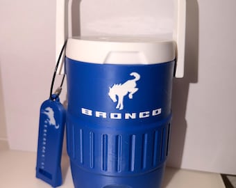 Soporte enfriador de latas de 355 ml (12 oz) inspirado en el Bronco con llavero / Accesorio para bebidas impreso en 3D.