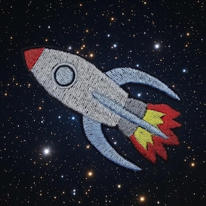 Può includere: Toppa ricamata con un design a forma di razzo. Il razzo ha un corpo grigio, un naso rosso, alette blu e una fiamma rossa e gialla. Lo sfondo è blu scuro con stelle bianche.