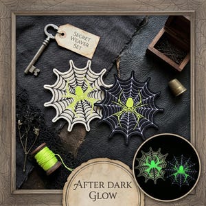 Peut inclure: Deux écussons en forme de toile d'araignée avec une araignée vert fluo au centre. L'un est noir et l'autre blanc cassé. Les écussons font partie du "Secret Weaver Set". Une image circulaire en bas indique "After Dark Glow".