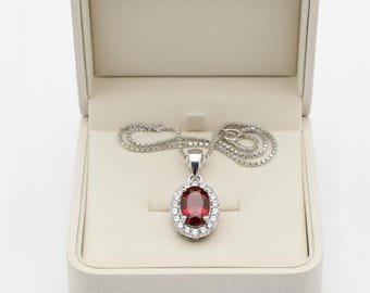 Collar con colgante de granate con detalles de moissanita / Granate natural, piedra natal de enero / Delicada joyería con piedras preciosas rojas