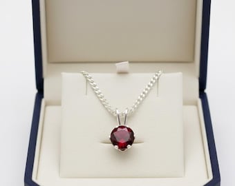 Collar con colgante de granate redondo natural / Joyería con piedra natal de enero / Chapado en oro y plata / Collar minimalista con piedras preciosas
