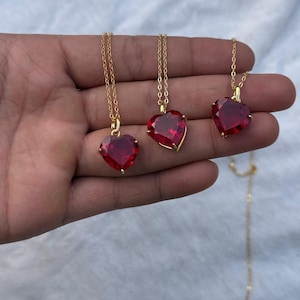 ラボグロウン ルビー ハートペンダントネックレス | ゴールド/シルバーメッキ、7月の誕生石