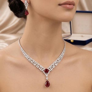 Luxuriöses Schmuckset mit Laborrubin-V-Halskette | Birnenförmiger Rubin-Anhänger und passende Ohrringe | Hochzeitsschmuck