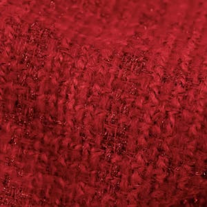 Tela de tweed de lana al 30%, color rojo con hilo brillante, ideal para confeccionar faldas de primavera.