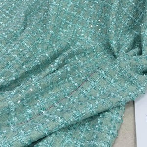 Tweedtyg: Mintgrönt, paljettfärgad stickad jacka, handgjort designertyg för vintagekostymklänning