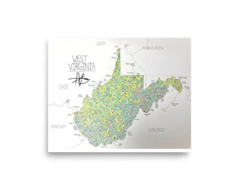 Pode incluir: Um mapa da Virgínia Ocidental com o contorno do estado e os estados vizinhos rotulados. O mapa é preenchido com um padrão colorido de verde, amarelo e vermelho. As palavras "West Virginia" estão escritas no topo, com uma assinatura abaixo.