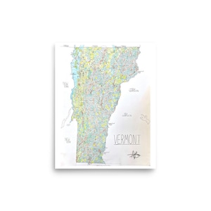 Könnte beinhalten: Eine detaillierte, handgezeichnete Karte von Vermont mit farbigen Linien und Markierungen. Der Umriss des Staates ist mit komplizierten Details gefüllt, darunter Straßen und Städte. Das Wort "VERMONT" ist handschriftlich geschrieben, mit der Signatur des Künstlers darunter.