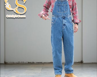 Puede incluir: Overol de mezclilla azul con tirantes ajustables y múltiples bolsillos. El atuendo incluye una camisa a cuadros roja y negra y botas de trabajo color canela. El logo "CeleStyleCharm" es visible en la esquina superior izquierda.