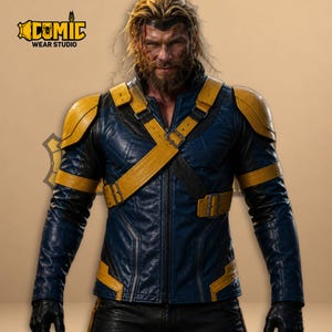 Könnte beinhalten: Eine dunkelblaue und gelbe Lederjacke mit Schulterpolstern, einem diagonalen Brustriemen mit Metallschnalle und einem Frontreißverschluss. Das Kleidungsstück zeigt den Text Comic Wear Studio in der oberen linken Ecke des Bildes.